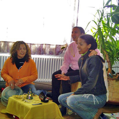 Frauen verschiedener Kulturen erzählen einander