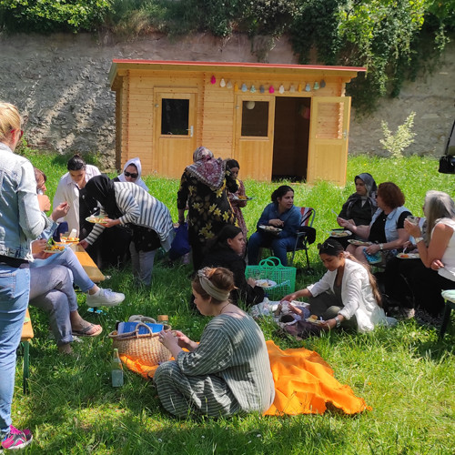 Frauen beim Picknick an der Stadtmauer